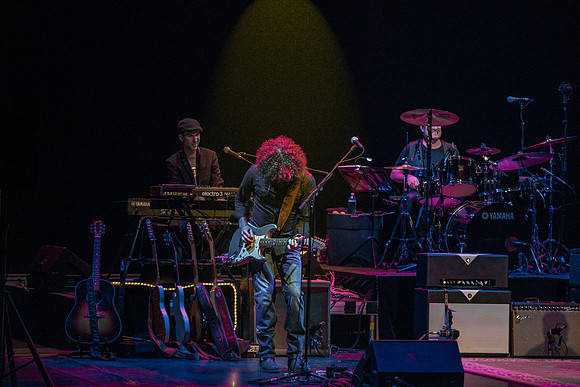 Colin James4